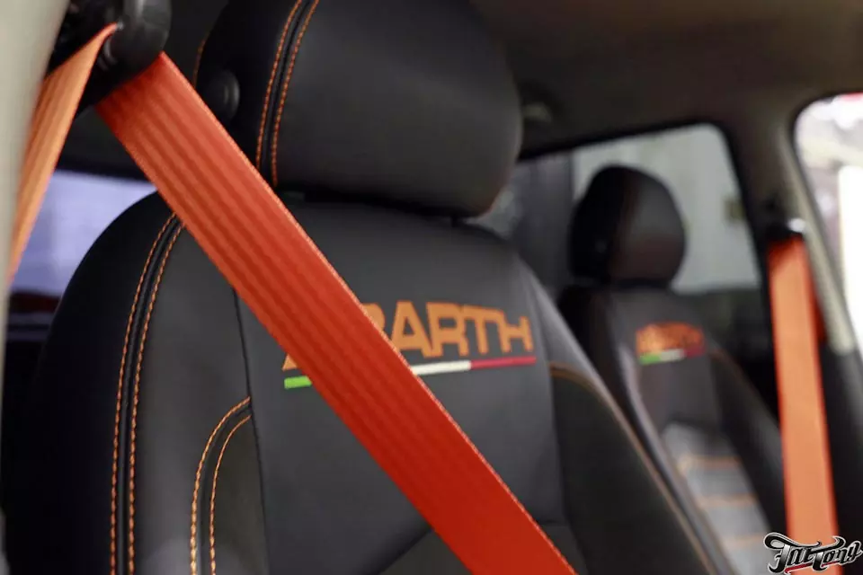 Fiat Punto. Замена черных ремней безопасности на оранжевые.